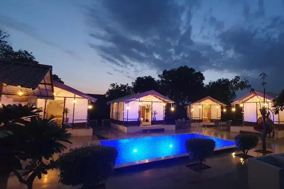 Luxury Farmhouse In Chhatarpur With Pool Nueva Delhi Exterior foto